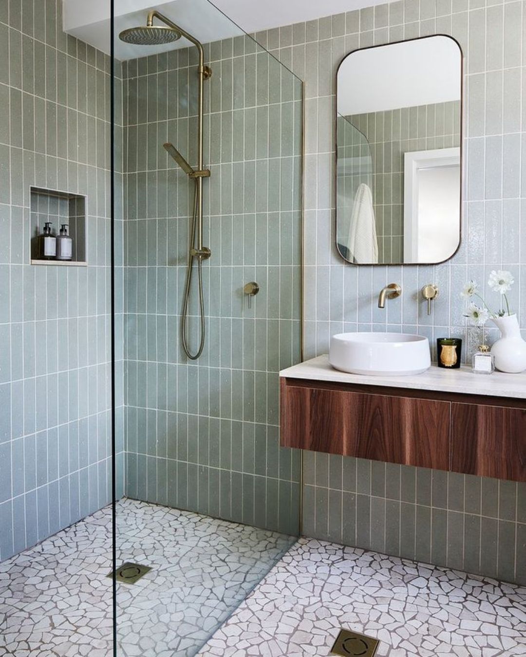 5 INTERIOR DESIGN TIPS FOR SMALL BATHROOMS